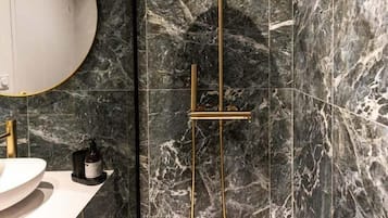 Een douche, milieuvriendelijk toiletgerief, een haardroger, handdoeken