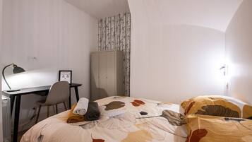 2 slaapkamers, een strijkplank/strijkijzer, internet, beddengoed