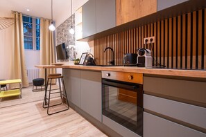 Réfrigérateur, micro-ondes, four, cafetière/bouilloire