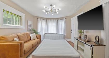 Cozy 2BR Near Destiny USA, Syracuse Uni,Zoo & Downtown