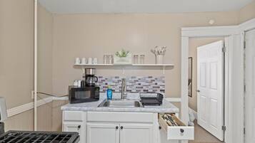 Stovetop, cookware/dishes/utensils, dining tables