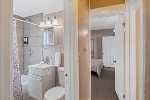 Hair dryer, bidet, towels, soap - Downtown Syracuse 2BR Near University & Zoo (Syracuse)