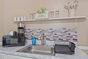Cooktop, talheres/pratos/utensílios de cozinha, mesas de jantar