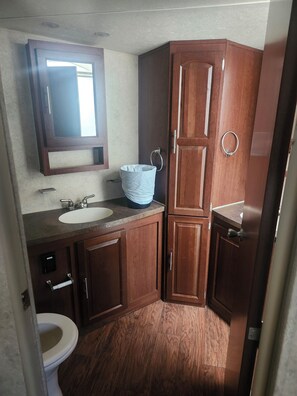 Secadora de cabello, toallas, jabón, papel de baño 