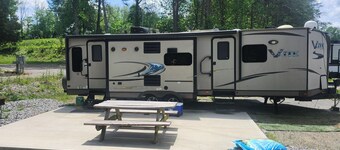Camper sleeps 4 Located at Lake Cumberland State Park Entrance. Boat Ramp 3min