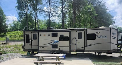 Camper sleeps 4 Located at Lake Cumberland State Park Entrance. Boat Ramp 3min