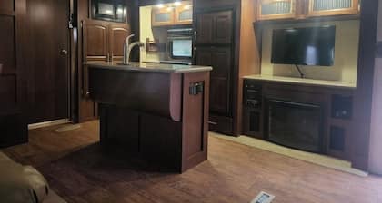 Camper sleeps 4 Located at Lake Cumberland State Park Entrance. Boat Ramp 3min