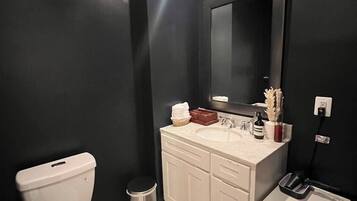 Haartrockner, Handtücher, Seife, Toilettenpapier