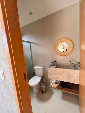 Shower, hair dryer, towels, toilet paper - Cozy 1-bedroom condo with AC, WiFi in amazing São Miguel dos Milagres (São Miguel dos Milagres)
