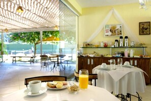 Free daily buffet breakfast - Pousada Cantagalo (Petropolis)
