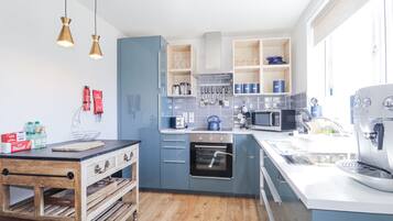 Dishwasher, cookware/dishes/utensils