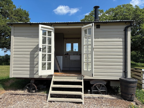 Cottage | Exterior - Shepherds Hut 2 (Petworth)