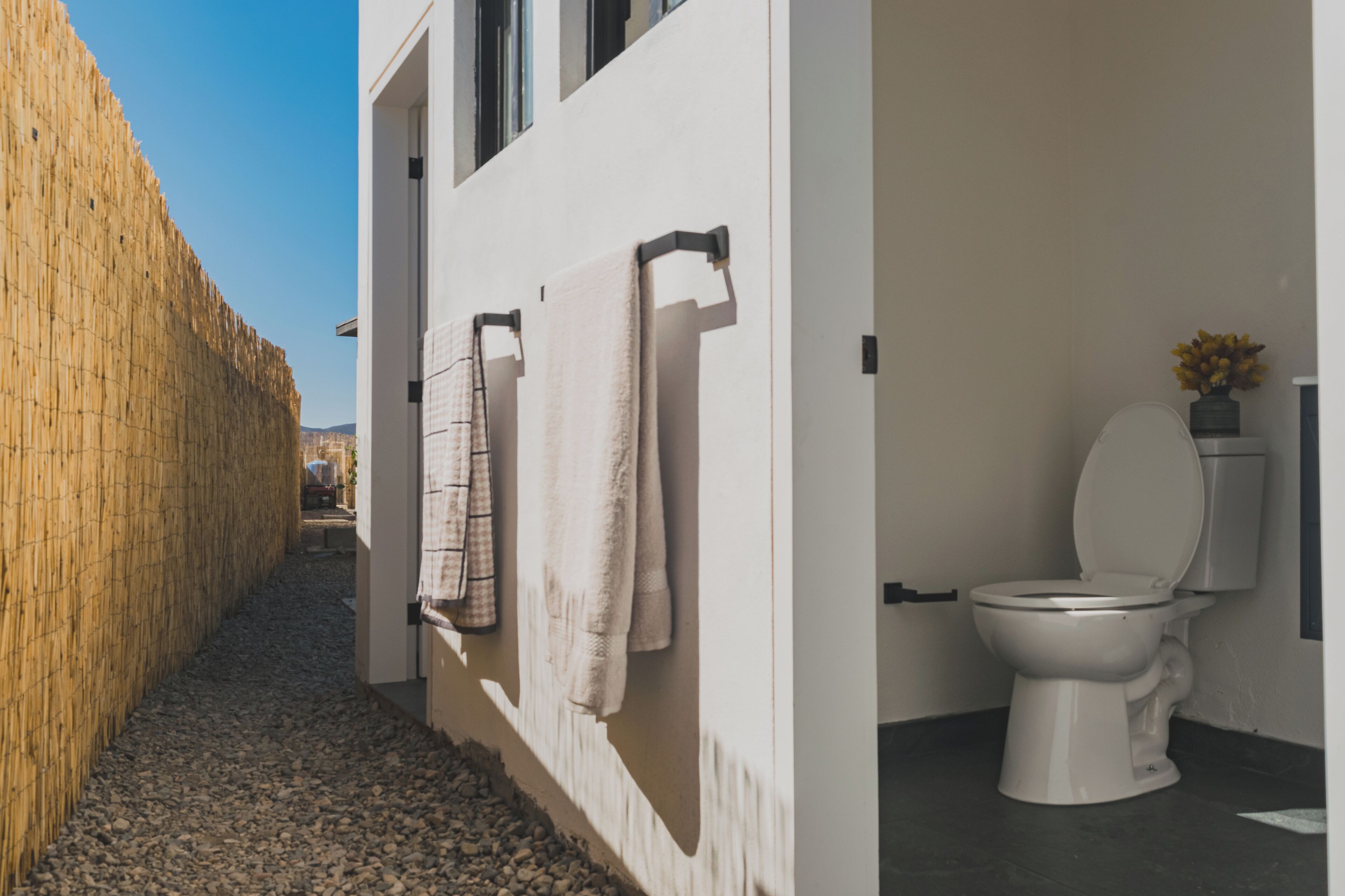 Sèche-cheveux, serviettes fournies, savon, shampoing