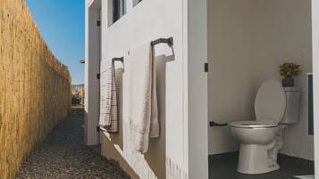 Sèche-cheveux, serviettes fournies, savon, shampoing