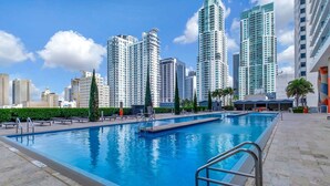 A swimming pool with a view of high-rise buildings in the background. - Ocean View Luxury Studio @ Brickell-DWTN Miami (Miami)