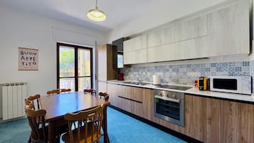 Apartamento, 3 quartos, sacada, vista para a cidade | Cozinha privada | Máquina de café expresso, chaleira elétrica