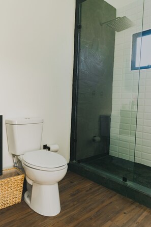 Hårtørrer, Sæbe, Toiletpapir