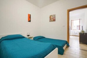 2 bedrooms, WiFi, bed sheets - House located in the historic center of Taggia, small pets allowed (Taggia)
