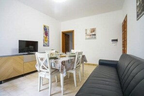 Living area - House located in the historic center of Taggia, small pets allowed (Taggia)
