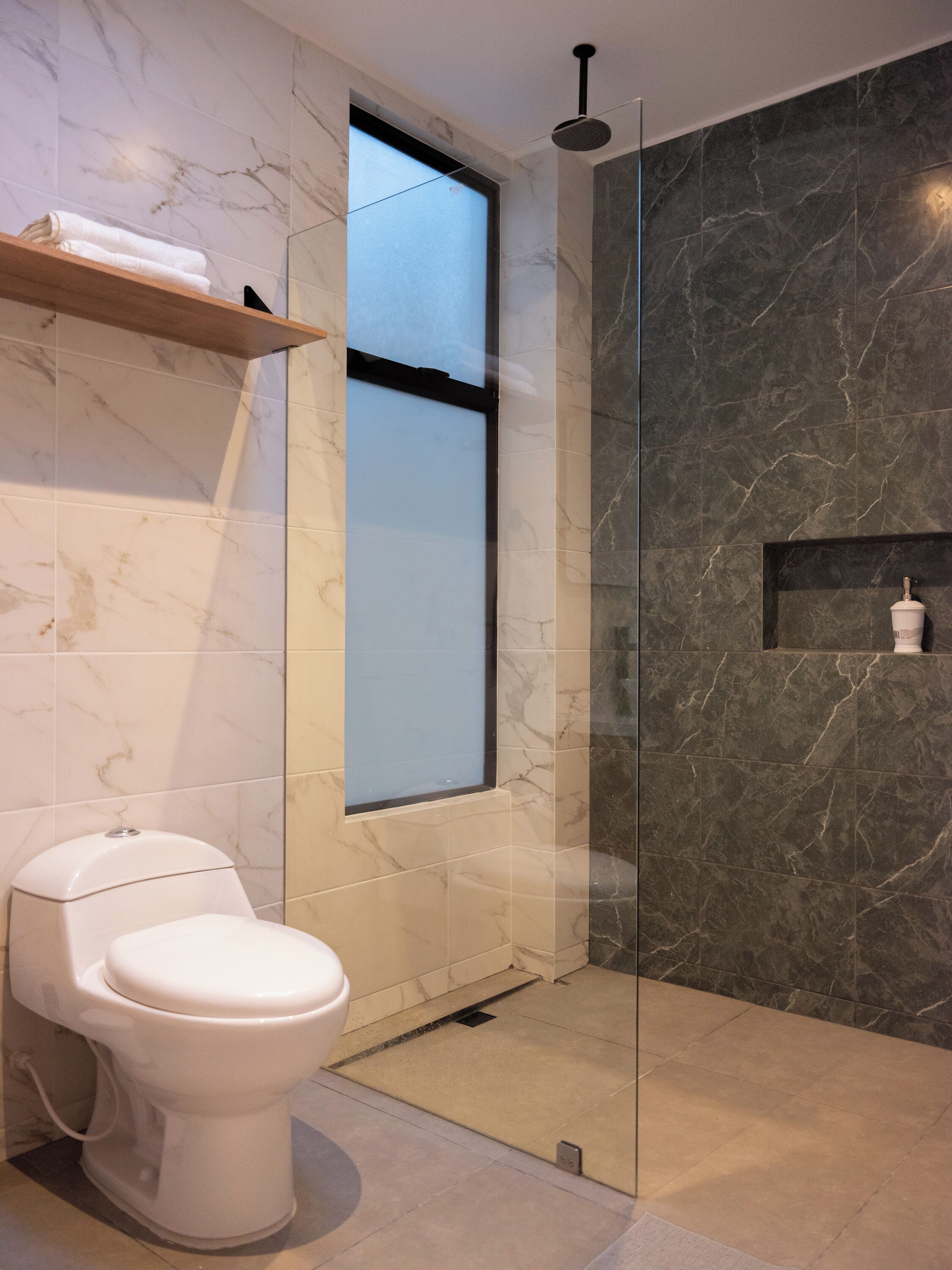 Haartrockner, Handtücher, Toilettenpapier