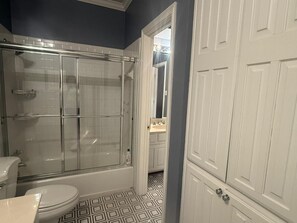 تجهيزات دش، مراحيض شطف، مناشف، صابون