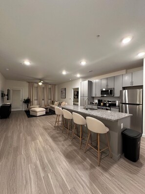 Interior - Lux Living, with Free Parking in City Central (Richmond)