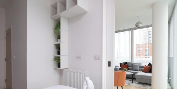 Een strijkplank/strijkijzer, reisbedje, wifi, beddengoed