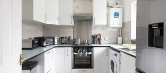 Last min discount | Spacious 3b - Essentials near