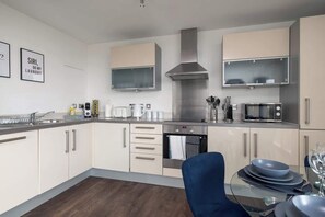 Fridge, oven, stovetop, dishwasher - 2Bed | 2Bath | Parking | Walk to CentreMK & Xscape (Milton Keynes)