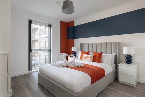 Luxury 1Bed| Canal Views|Free Parking|Central MK