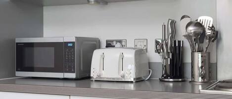 Fridge, oven, stovetop, dishwasher