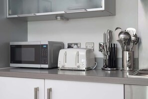 Een koelkast, een oven, een kookplaat, een vaatwasser