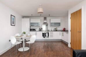 Fridge, oven, stovetop, dishwasher
