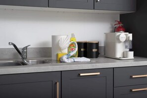 Kjøleskap, ovn, kokeplater og oppvaskmaskin