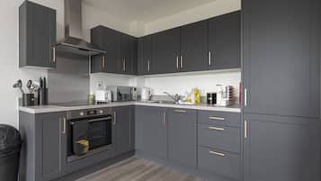 Fridge, oven, stovetop, dishwasher