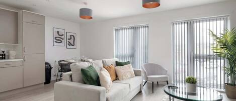 Una televisión, una oficina