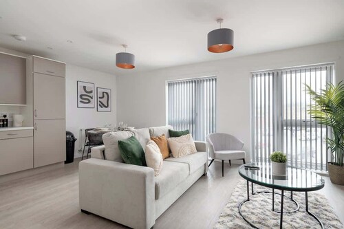 Stylish 2-Bed Apartment | Parking | Great Location