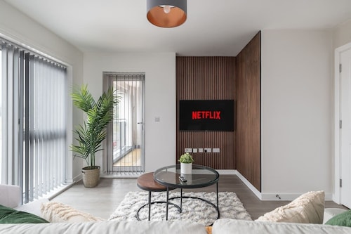 Stylish 2-Bed Apartment | Parking | Great Location