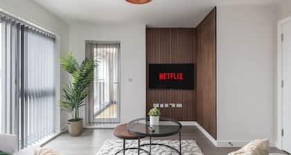 Stylish 2-Bed Apartment | Parking | Great Location