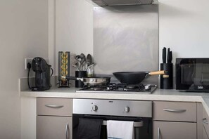 Réfrigérateur, micro-ondes, four, plaque de cuisson