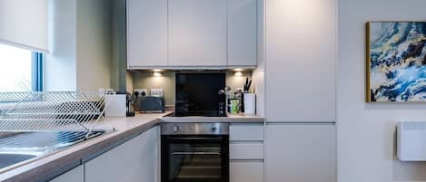 Réfrigérateur, four à micro-ondes, un four, surface de cuisson