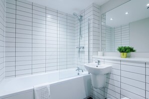 Douche, séchoir à cheveux, shampooing
