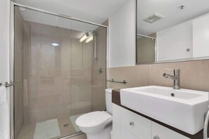 Shower, hair dryer, shampoo - Coastal Chic in Heart of Cairns with Rooftop Pool (Cairns)