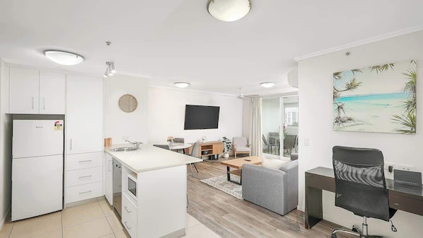 Un appartamento moderno con cucina, sala da pranzo, soggiorno e un balcone.