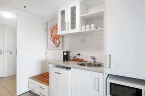 Microwave, coffee/tea maker, electric kettle, toaster - Seaside Azul—A Central Studio with Rooftop Pool (Cairns)