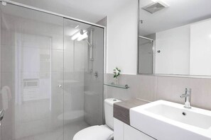 Shower, hair dryer, shampoo - Seaside Azul—A Central Studio with Rooftop Pool (Cairns)