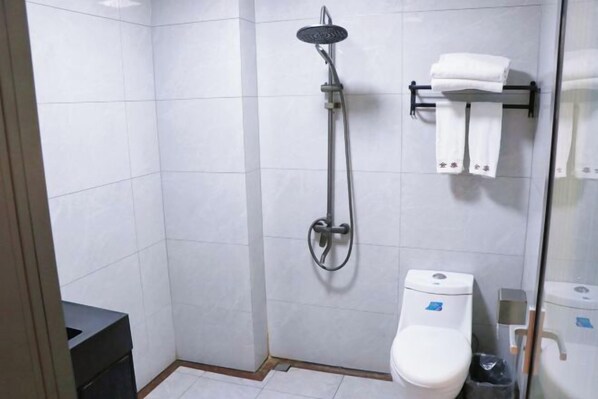 A modern bathroom with a shower, toilet, and towel rack. - Guangzhou Jintai Hotel (Jianggao Store) (Guangzhou)