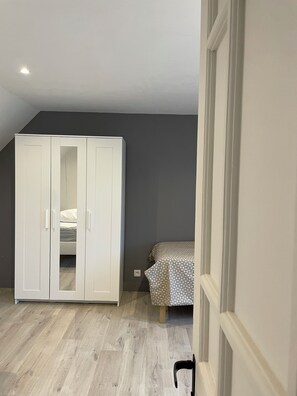 3 bedrooms, free WiFi, bed sheets - Penty breton.  Direct access to cycle paths, close to the beaches and port of Kerity (Penmarch)