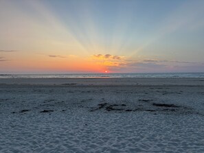A beach with a sunset, sandy terrain, and a calm sea. - Penty breton.  Direct access to cycle paths, close to the beaches and port of Kerity (Penmarch)