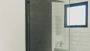 Sèche-cheveux, serviettes fournies, savon, shampoing